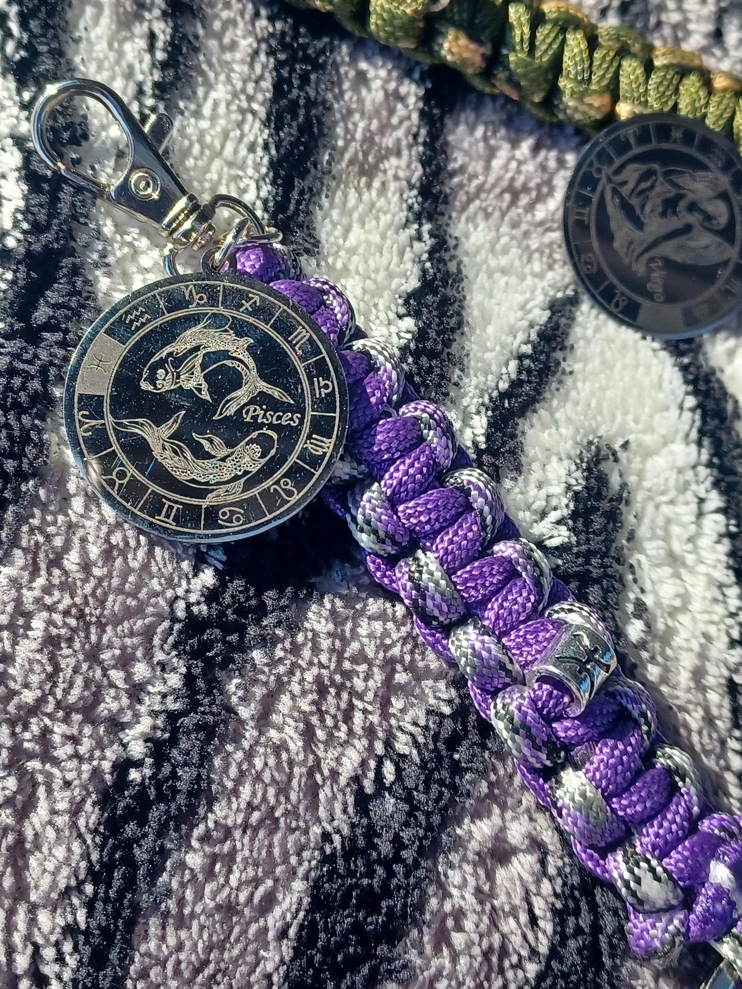 Paracord Keychain Purple Pisces