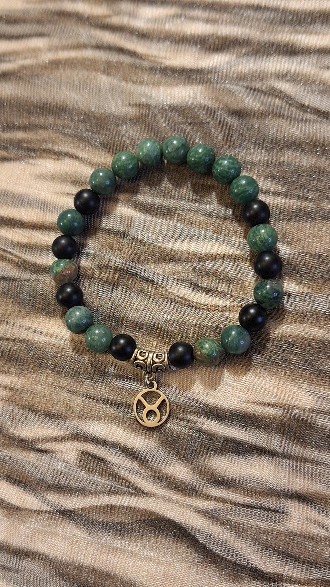 Taurus Emerald and Onyx Stretch Bracelet