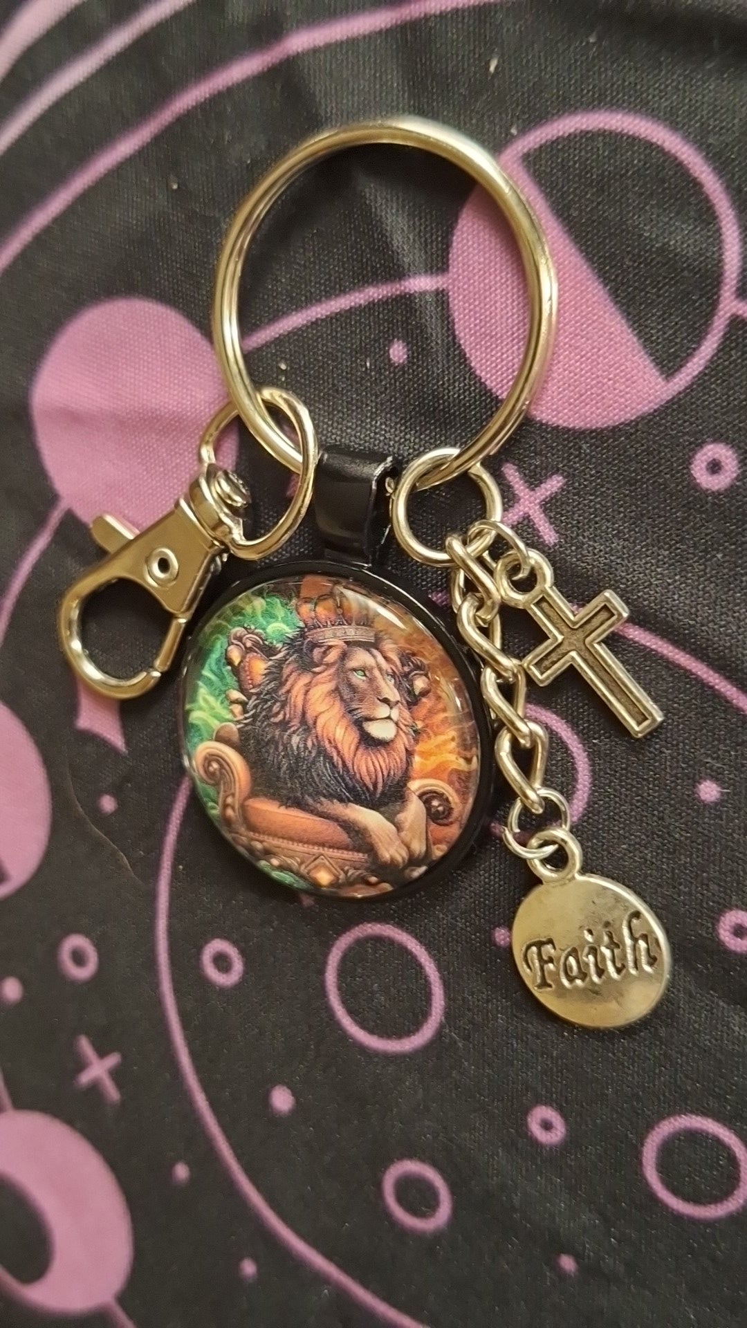 Leo Brown Green Bezel Keychain